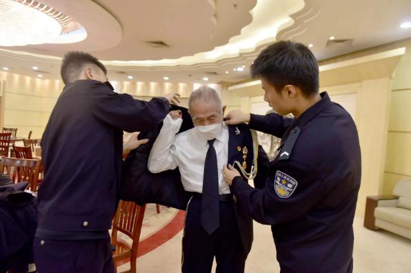 北仑警方为退休民警统一拍摄警礼服