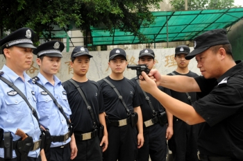 南充：中国警用第一枪配发基层民警