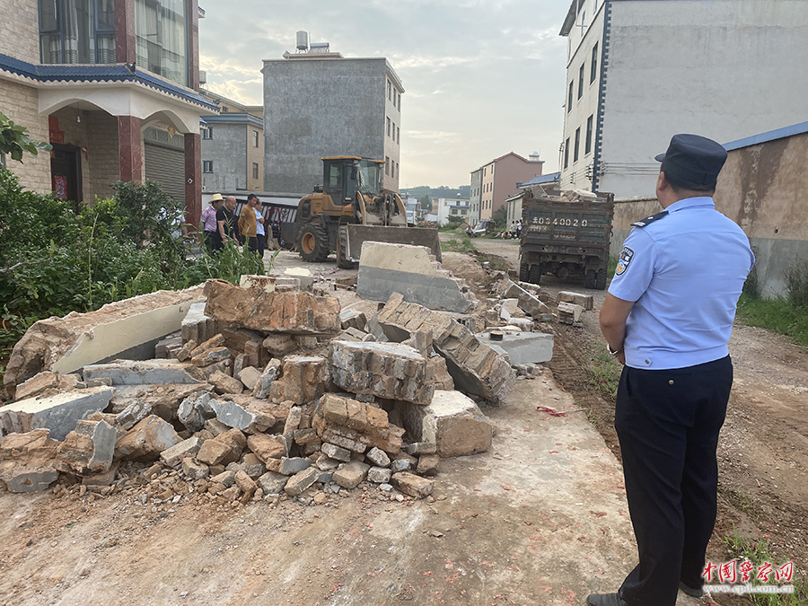 曲靖麒麟：邻里砌墙起纠纷，民警调解拆“心墙”